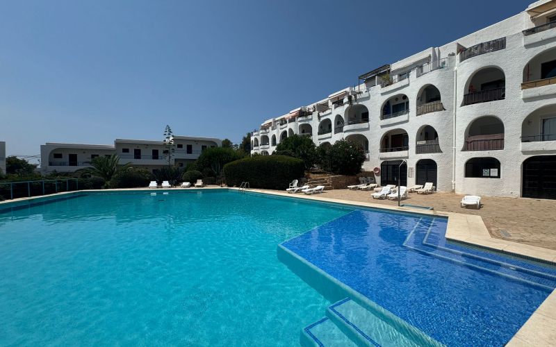 ÁTICO DE 2 HABITACIONES CON TERRAZA GRANDE Y BONITAS VISTAS, CON PISCINA