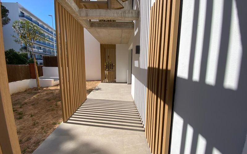 PLANTA BAJA  A ESTRENAR MUY CERCA  DE LA PLAYA