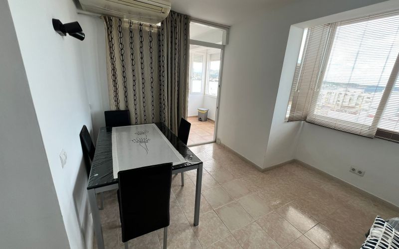 APARTAMENTO EN 10 PLANTA CON ESPECTACULARES VISTAS AL MAR Y PISCINA COMUNITARIA